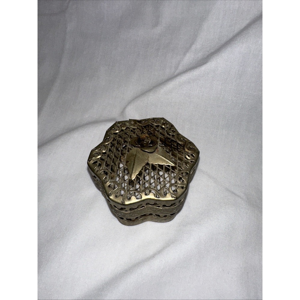 Vintage Silver‎ Tone Filigree Scrollwork Mesh Metal Floral Rose Trinket Box